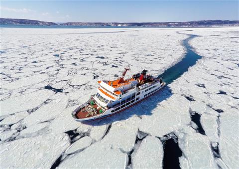 流氷観光砕氷船おーろら号（冬頃撮影）